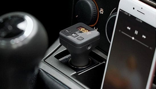 Verbinde Dein Handy via Bluetooth Transmitter von KitSound mit dem Autoradio und lade es gleichzeitig auf