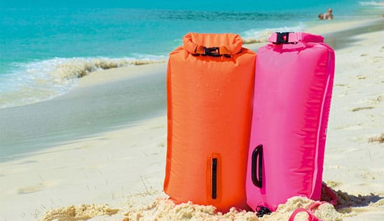Unser wasserdichter Schwimmsack bietet einen trockenen Platz für Elektrogeräte und Wertsachen