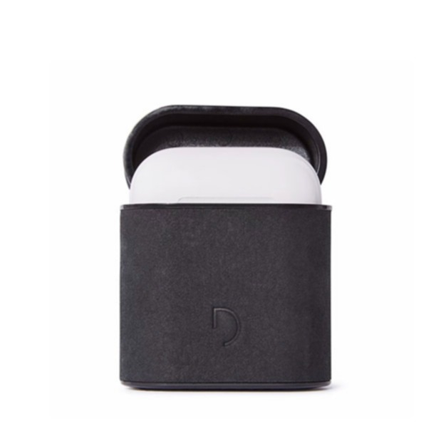 Image of Decoded - AirPods (1. & 2. Generation) Leder Hardcase Schutzhülle Abdeckung mit Karabinerhaken (D94PC2BK) - Schwarz bei Apfelkiste.ch