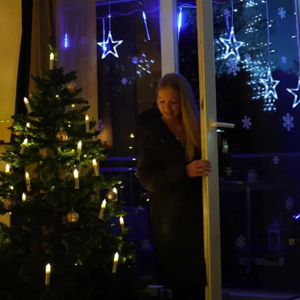 Weihnachtsbaumdecke Rot 90cm | Mit Schneeflocken & Sternen | Christbaum-Ständerabdeckung