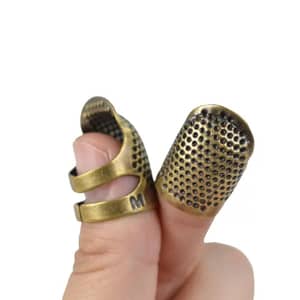 Näh-Fingerhut Set 8-tlg. Mit Box – Verstellbar, Aus Leder & Metall, Für Alle Finger & Näharbeiten